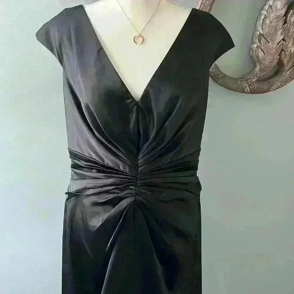 Black satin Tadashi collection cap sleeve midi dress with front slit - Picture 2 of 8